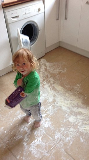 Jasper chơi với túi bột giặt trong phòng giặt đồ.