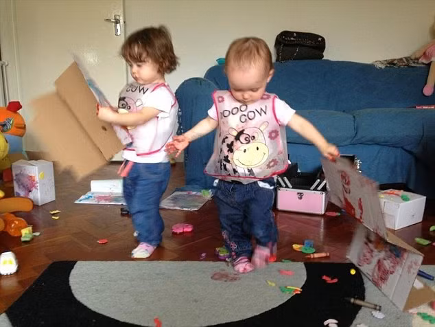 Cặp song sinh Ruby và Maisy phá hoại lanh tanh bành phòng khách.