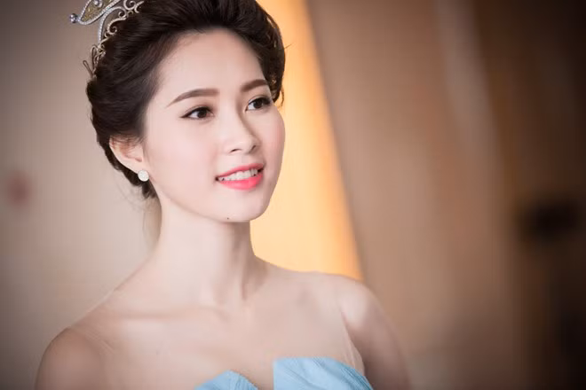 Hoa hậu Đặng Thu Thảo bật mí, để làn da tươi trẻ thì cũng phải chú ý chút xíu. Cô thường uống nhiều nước, ăn nhiều rau và trái cây, rồi cũng chăm chỉ đắp mặt nạ và sử dụng các sản phẩm hỗ trợ cho da nữa. Những lúc không phải đi sự kiện hay công chuyện, hoa hậu thường để mặt mộc để da có thể nghỉ ngơi. Ảnh: Linh Ck.