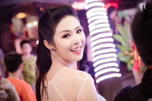 Hoa hậu Ngọc Hân. Từng bị chê rất nhiều về ngoại hình cũng như làn da kém tươi sáng, Ngọc Hân đã dần thay đổi và có cuộc “lột xác” hoàn toàn so với thời điểm đăng quang năm 2010. Bí mật cho làn da trắng hồng và rạng rỡ của Ngọc Hân nằm ở phương pháp tắm trắng toàn thân công nghệ cao tại một thẩm mỹ viện uy tín tại Hà Nội. Ảnh: Lê Chí Linh