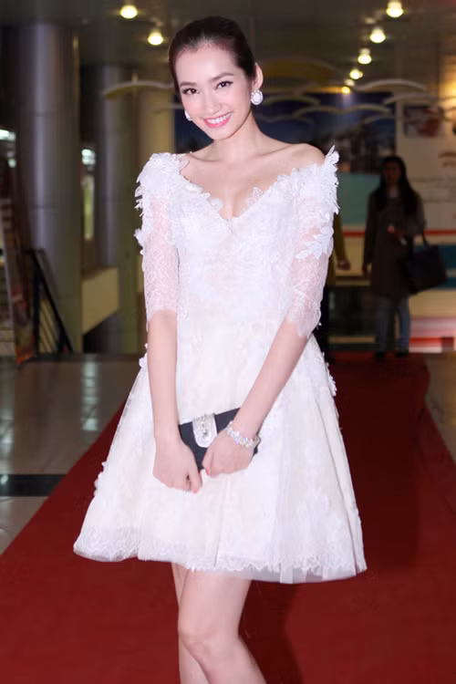 Hoa hậu Trúc Diễm. - Một làn da đẹp phải bắt nguồn từ một cơ thể khỏe mạnh. Trúc Diễm luôn giữ chế độ ăn uống và tập luyện khoa học để có sức khỏe tốt. Ngoài ra, với tính chất công việc thường xuyên phải trang điểm, để có được làn da mịn màng, bí quyết của hoa hậu Trúc Diễm không phải thường xuyên sử dụng những mỹ phẩm đắt tiền mà tập trung vào những mỹ phẩm từ thiên nhiên. Một trong những nguyên liệu mà hoa hậu dùng để dưỡng da và chăm sóc da là muối. Ảnh: Alex Trần.