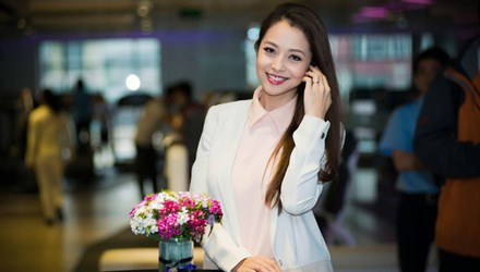 Jennifer Phạm. Nhờ chế độ dinh dưỡng và tập luyện khoa học mà Jennifer Phạm có được làn da trắng muốt, căng mịn dù không quá đầu tư chăm sóc. Mỗi tuần, cô chỉ dành 2 buổi đi spa đắp mặt nạ, massage mặt và cơ thể.