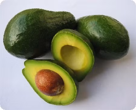 Trái bơ. Ngoài việc trở thành món sinh tố thơm ngon trong những ngày hè, trái bơ còn là một loại mặt nạ được ưa dùng của phái đẹp. Chúng có chứa các dưỡng chất như vitamin A, E, C…các chất làm mềm, dưỡng ẩm. Bạn chỉ cần đánh ruột trái bơ cho mềm ra và sử dụng như một loại mặt nạ dưỡng chất trong vòng 10’. Ngoài việc là kem đắp mặt cho da khô, chúng còn là thuốc dưỡng ẩm lý tưởng cho tóc của bạn nữa.