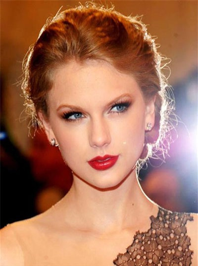 Nếu bạn không trang điểm nhiều thì chỉ cần đánh một lớp son màu rồi bôi son bóng cho môi là đủ. Thoa son dưỡng môi như thường lệ, sau đó thoa một ít son bóng lên giữa môi dưới. Ngậm hai môi lại với nhau và bạn sẽ có ngay một vẻ đẹp quyến rũ.