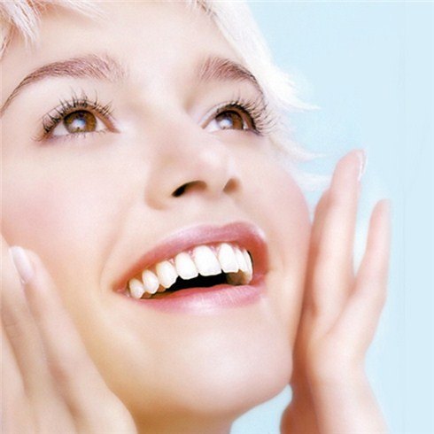 Tẩy da chết. Không giống như rửa mặt với xà phòng đơn thuần, cách rửa này giúp loại bỏ da chết, khiến da mặt sạch và sáng hơn. Cách làm khá đơn giản. Đầu tiên, mua một lọ dung dịch tẩy da chết tại tiệm thuốc, rửa qua mặt bằng nước ấm. Sau đó, bôi dung dịch lên mặt bằng miếng mút, rửa sạch mặt. Cuối cùng, sử dụng sữa dưỡng ẩm để giúp da không bị khô.