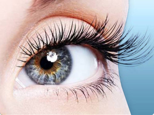 Uốn mi cong. Một đôi mắt đẹp không chỉ nhờ đường eyeliner sắc sảo mà còn nhờ hàng mi cong được chuốt lớp mascara mượt mà đen óng. Tuy nhiên không ít cô nàng gặp vấn đề với chính hàng lông mi vừa dày vừa cong vừa khó bảo của mình. Thậm chí nhiều cô nàng thừa nhận chiếc kẹp mi cũng phải trào thua độ cứng đầu của hàng lông mi mình đang có. Một mẹo nhỏ cho các nàng đó chính là dùng máy sấy tóc sấy cho phần kẹp mi nóng lên rồi mới sử dụng.