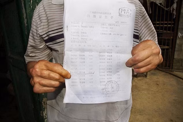 Người dân tại đây cho hay, nhiều người nhiễm bệnh hiện không thể đi làm, thậm chí còn có người bị liệt từ cách đây 5 năm. Trong khi đó, chính quyền địa phương không cung cấp các dịch vụ y tế để chữa trị hay bồi thường cho họ.