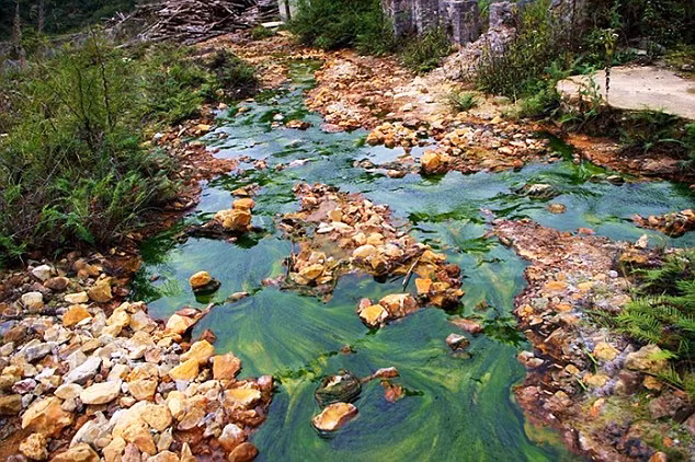 Theo các báo cáo, nguồn nước của làng bị nhiễm Cadmium từ việc khai thác các mỏ quặng ở trong vùng. Chất thải bị tích tụ trong đất và nguồn nước gây ảnh hưởng đến việc sinh hoạt và sức khỏe của người dân nơi đây.