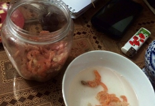 Cách nữa đó là lấy 1 bát nước, cho tôm khô vào ngâm. Tôm thật sau 1 thời gian sẽ trương nở, còn tôm giả thì không nở mà giữ nguyên trạng thái.