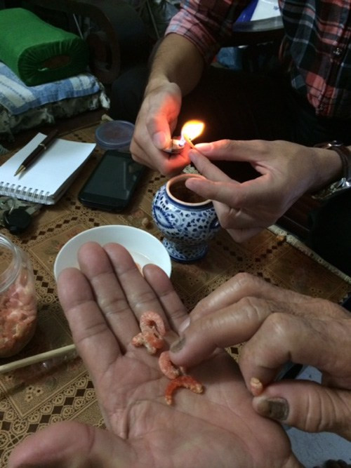 Ngoài ra, có thể phân biệt tôm cao su và tôm tự nhiên bằng cách cho tôm lên chảo rang dưới ngọn lửa to. Nếu là tôm giả thì sẽ nóng chảy ra, còn tôm thật thì sẽ chín thơm. Hoặc bạn có thể dùng bật lửa đốt trực tiếp con tôm, nếu là tôm tự nhiên sẽ có mùi thơm, tôm giả sẽ có mùi khét cao su hay nhựa.