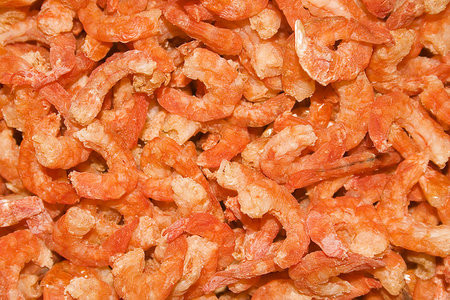 Dùng tay bẻ. Nếu là tôm giả làm từ cao su hay nhựa, bạn sẽ khó thực hiện được bởi loại tôm này cứng và dùng tay cạy bẻ rất khó hơn so với tôm khô bình thường. Với tôm khô tự nhiên, thân tôm sẽ hơi dai khi khô, có thể tách thân tôm bằng tay.