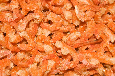 Dùng tay bẻ. Nếu là tôm giả làm từ cao su hay nhựa, bạn sẽ khó thực hiện được bởi loại tôm này cứng và dùng tay cạy bẻ rất khó hơn so với tôm khô bình thường. Với tôm khô tự nhiên, thân tôm sẽ hơi dai khi khô, có thể tách thân tôm bằng tay.