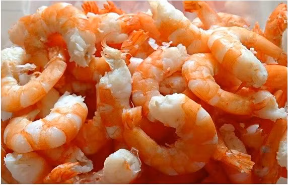 Tránh mua tôm khô to hơn chiếc đũa. Tôm khô to hơn chiếc đũa phần lớn là tôm sú nuôi hoặc tôm chón (sống ở biển - loại này có cát), hoặc tôm được ngâm hóa chất cho nở to ra. Ảnh: Zing