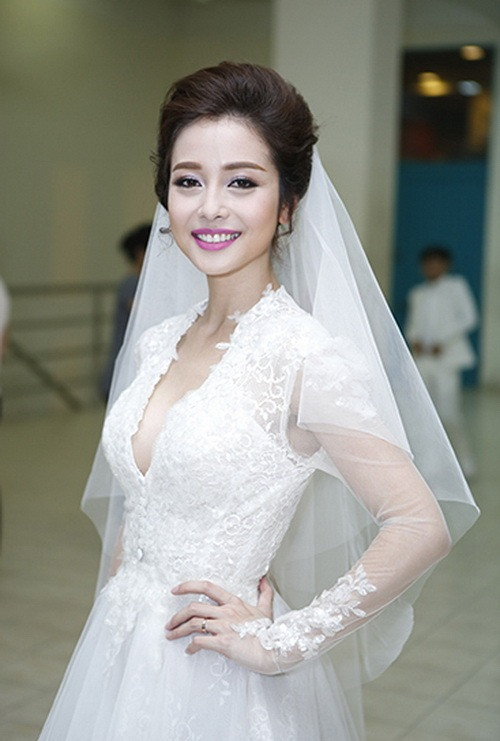 Người đẹp cho biết đây vừa là liệu pháp chăm sóc da tốt vừa là thời gian nghỉ ngơi, thư giãn sau những giờ làm việc căng thẳng. Phụ nữ dù bận rộn đến đâu cũng không nên quên chăm sóc bản thân. Một người biết tự chăm sóc mình sẽ được đánh giá cao và được tin tưởng hơn người cẩu thả, xuề xòa.