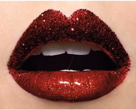 Trang điểm môi dày. Đây là một trong những cách trang điểm phổ biến trong các buổi dạ hội, hãy đánh son môi màu đậm có nhũ, thêm son bóng bên ngoài để tăng độ gợi cảm và long lanh cho khuôn mặt.