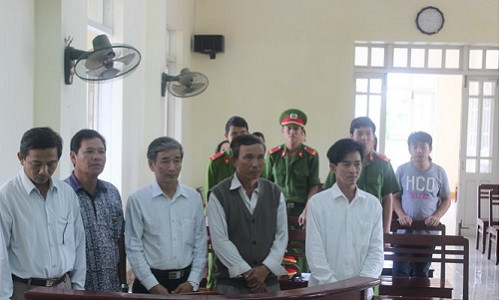 Trực, Đồng, Công, Lợi và Đức nghe tòa tuyên án sáng 5/12 - Ảnh: Hòa Xuân.