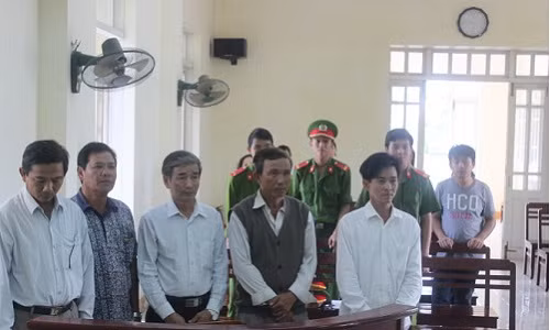 Trực, Đồng, Công, Lợi và Đức nghe tòa tuyên án sáng 5/12 - Ảnh: Hòa Xuân.