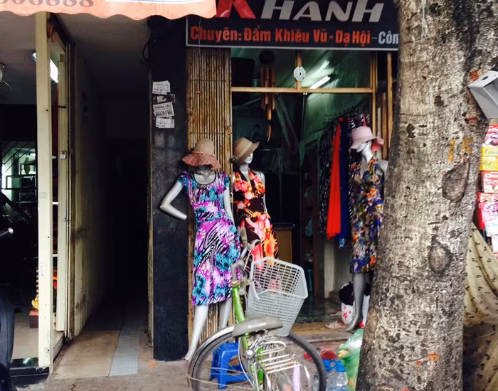 Cửa hàng thời trang này cũng có diện tích siêu nhỏ, mặt tiền cũng chỉ 1,5m