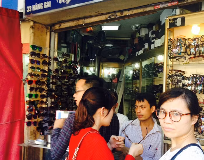 Cửa hàng siêu nhỏ nhưng lúc nào cũng đông khách