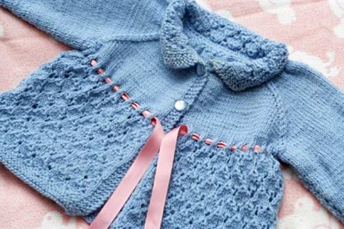 Chú ý đến quần áo và nước xả vải. Nhiều bé có làn da nhạy cả, mẹ nên chú ý đến các loại nước xả đang dùng cho quần áo bé mặc. Có loại nước xả dùng riêng cho quần áo trẻ sơ sinh nhưng vẫn có khả năng gây kích ứng da, gây hăm vì thành phần hóa học có trong nước xả vải. Khi thấy con bị hăm, mẹ hãy tạm ngưng dùng nước xả vải, nên ngừng dùng trong một thời gian ngắn để đảm bảo sự an toàn cho làn da bé.