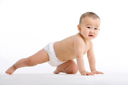 Bên cạnh đó, mẹ nhớ chọn cho bé loại tã giấy mềm mại, như thế bé tha hồ vận động mà không lo bề mặt tã thô ráp sẽ làm trầy xước da. Lớp bề mặt và màng đáy mềm mại, thoáng khí, giúp da bé luôn khô ráo, ngăn ngừa tình trạng hăm tã. Phần thun chân và thun lưng mềm mại, co giãn tốt để bé thoải mái vận động mà không lo bị các vết hằn đỏ trên da.