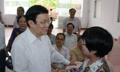 Chủ tịch nước Trương Tấn Sang đang trao đổi với cử tri quận 1 sáng 3-12. Ảnh: TÁ LÂM