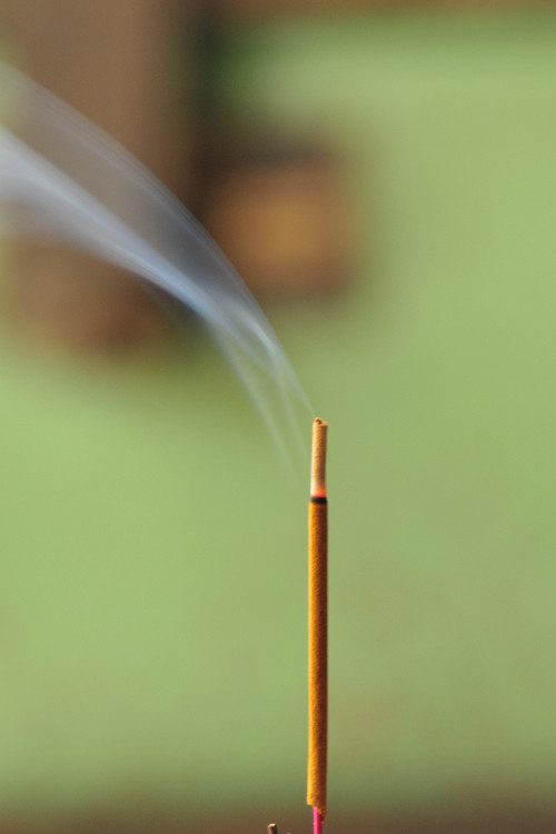 Việc tẩy nốt ruồi bằng nhang cũng là phương pháp nguy hiểm không kém. Trên thị trường hiện nay có rất nhiều loại nhang (hương). Hầu hết các loại nhang này đều được ngâm tẩm hóa chất, nhất là những loại nhang của Trung Quốc.