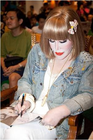 Bộ mặt của Khun Sumanee Guna-Kasem đã biến dạng kinh hoàng với sống mũi nhỏ kỳ dị và đôi môi dày quá mức.