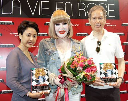 Nổi lên cũng nhờ điều này và giờ đây, cứ nhắc đến "thảm họa thẩm mỹ" của Thái Lan, ai cũng biết đó là nói về Khun Sumanee Guna-Kasem.