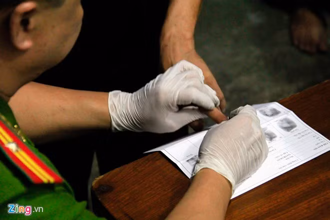 Công việc này bao gồm các trình tự như lấy dấu vân tay.