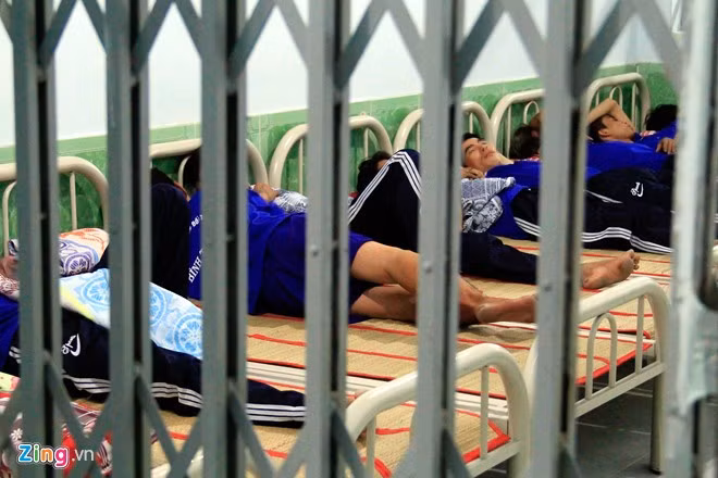 Cửa sắt được khóa ngoài nhằm tránh việc bỏ trốn.