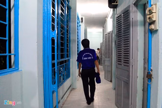 Người nghiện quần áo và di chuyển về khu vực phòng ở, mỗi phòng có khoảng 15 người với đầy đủ giường, mùng mền…