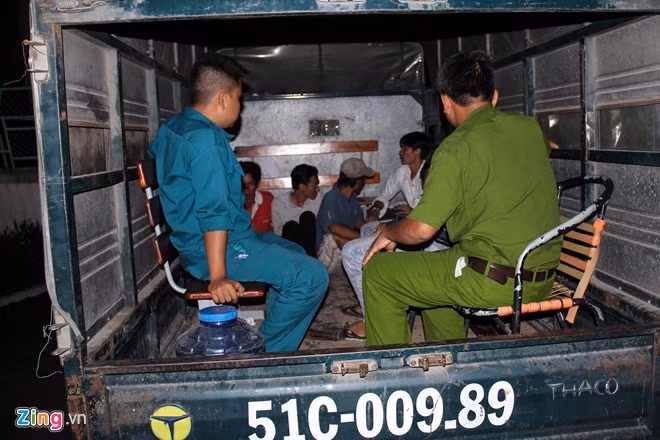 Do người nghiện rải rác khắp địa bàn toàn thành phố nên việc thu gom mất nhiều thời gian. Đến 18h đã có hơn 350 người được chuyển về trung tâm Nhị Xuân.