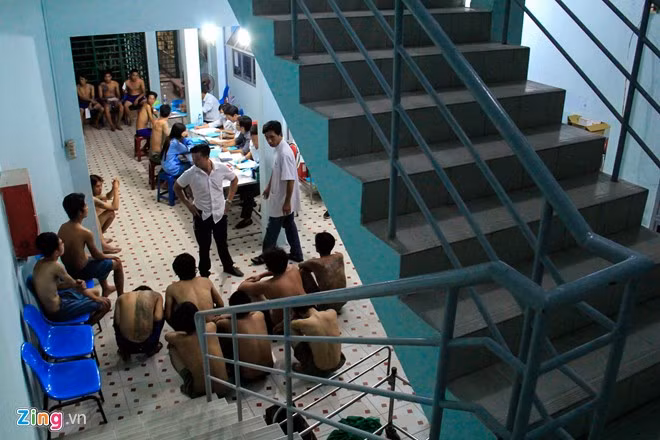 Tại Trung tâm tiếp nhận đối tượng Xã hội Bình Triệu, đến 19h30 hơn 250 người nghiện được chuyển tới.