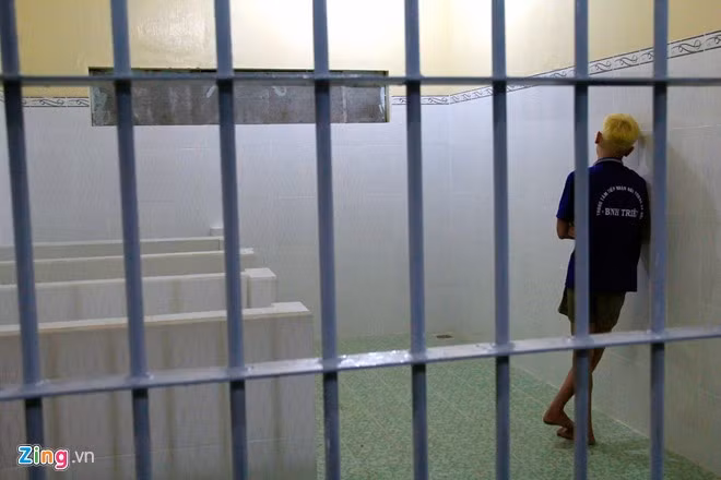 Những người bị lên cơn sẽ chuyển qua khu vực cắt cơn. Đây là một thanh niên còn chưa qua cơn “ngáo đá”.