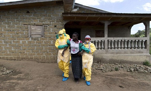 Một bệnh nhân bị nghi ngờ nhiễm Ebola đang được đưa tới khu điều trị và cách ly.