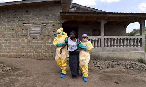 Một bệnh nhân bị nghi ngờ nhiễm Ebola đang được đưa tới khu điều trị và cách ly.