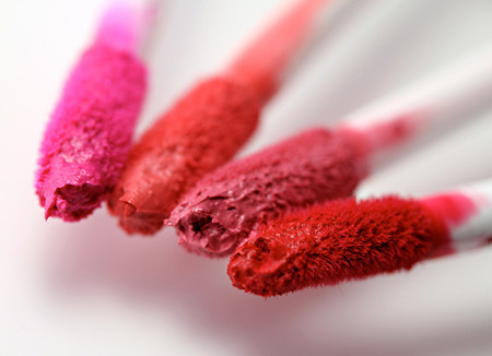 Son môi kiêm má hồng. Son kiêm phấn má hồng là loại mỹ phẩm đa dụng nhỏ gọn, vừa trong túi áo hoặc ví cầm tay. Với kết cấu chuyên dụng cho cả môi và má, bạn chỉ cần chấm nhẹ loại son này lên đỉnh gò má, dùng ngón tay tán son loang đều và thấm vào da. Nếu bạn muốn thử phong cách trang điểm táo bạo, cũng có thể trộn son với một chút BB cream và thoa lên bầu mắt để có màu mắt nổi bật.