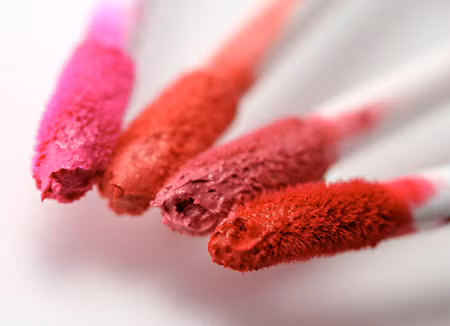 Son môi kiêm má hồng. Son kiêm phấn má hồng là loại mỹ phẩm đa dụng nhỏ gọn, vừa trong túi áo hoặc ví cầm tay. Với kết cấu chuyên dụng cho cả môi và má, bạn chỉ cần chấm nhẹ loại son này lên đỉnh gò má, dùng ngón tay tán son loang đều và thấm vào da. Nếu bạn muốn thử phong cách trang điểm táo bạo, cũng có thể trộn son với một chút BB cream và thoa lên bầu mắt để có màu mắt nổi bật.