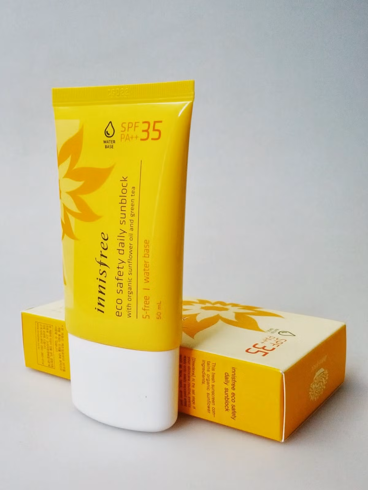 Kem chống nắng. Trong quy trình chăm sóc, làm đẹp da thì việc bảo vệ da dưới tác động của ánh nắng mặt trời đóng một vai trò vô cùng quan trọng và cần thiết bởi đây chính là tác nhân khiến da bạn trở nên xấu đi với các dấu hiệu đen sạm, nám da, khô da, ... mặc dù bạn có dưỡng da cẩn thận đến đâu.