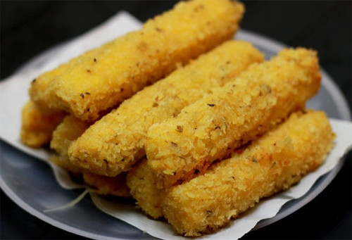 Ăn nhiều đồ ăn vặt. Trẻ em càng không nên ăn các món ăn vặt có chứa quá nhiều chất béo. Cha mẹ nên hạn chế những món như: snack, khoai tây chiên, bánh, kẹo,.. đặc biệt trước bữa ăn và vào buổi tối. Ăn nhiều khiến chúng đầy bụng, khó tiêu mà còn dễ bị sâu răng.