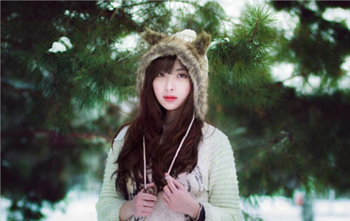 Sở hữu khuôn mặt vô cùng hiện đại và bắt mắt, Vũ Hoàng Yến (1992), sinh viên năm thứ tư khoa Kinh tế, trường Baskir State University (Ufa, Nga) khiến người đối diện khó có thể rời mắt.