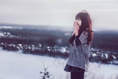 Hoàng Yến chia sẻ: “Những mùa đông nước Nga đến rồi đi, để lại nhiều cảm xúc và không phải lúc nào những cảm xúc đó cũng giống nhau. Mùa đông nước Nga đẹp như tranh vẽ. Tuyết phủ ngập trắng xóa mọi nơi”.