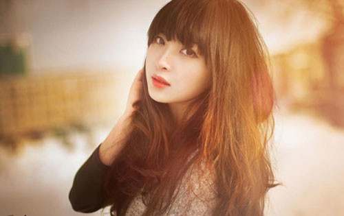 Thời gian qua, diễn đàn về hội họa có gần 40.000 thành viên tham gia đã liên tục chia sẻ các bức tranh chân dung vẽ một cô gái, với nhiều cách thể hiện khác nhau. Điều này khiến nhiều người tò mò muốn biết thực hư về sự việc và lý lịch của cô gái.