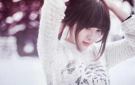 Sự ngưng đọng và lặng lẽ, tuyệt vời của thiên nhiên kết hợp với nét trong sáng, ngây thơ, lại vừa có chút đượm buồn của nữ sinh ấy đã tạo nên một vẻ đẹp đầy ấn tượng.