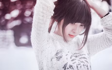 Sự ngưng đọng và lặng lẽ, tuyệt vời của thiên nhiên kết hợp với nét trong sáng, ngây thơ, lại vừa có chút đượm buồn của nữ sinh ấy đã tạo nên một vẻ đẹp đầy ấn tượng.