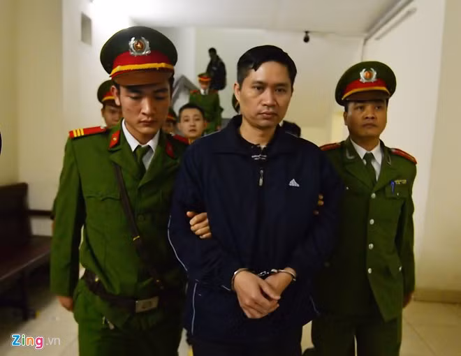 Kết thúc phiên xử, hai bị cáo Tường và Khánh được đưa về trại giam.