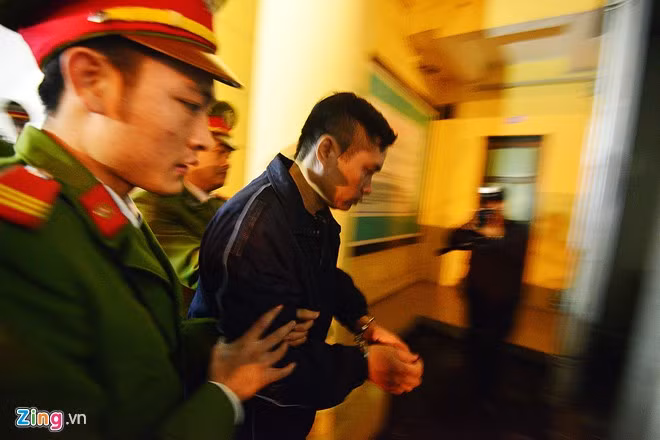 Cựu giám đốc thẩm mỹ viện Cát Tường được dẫn nhanh ra xe chở phạm nhân.