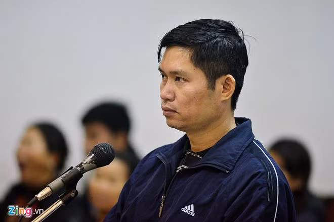 Trước vành móng ngựa, cựu giám đốc thẩm mỹ viện Cát Tường không thừa nhận gây ra cái chết cho chị Huyền, chỉ nhận sai về hành vi ném xác phi tang. Cuối giờ chiều 5/12, bị cáo Tường bị tuyên án 19 năm tù cho cả 2 tội danh.