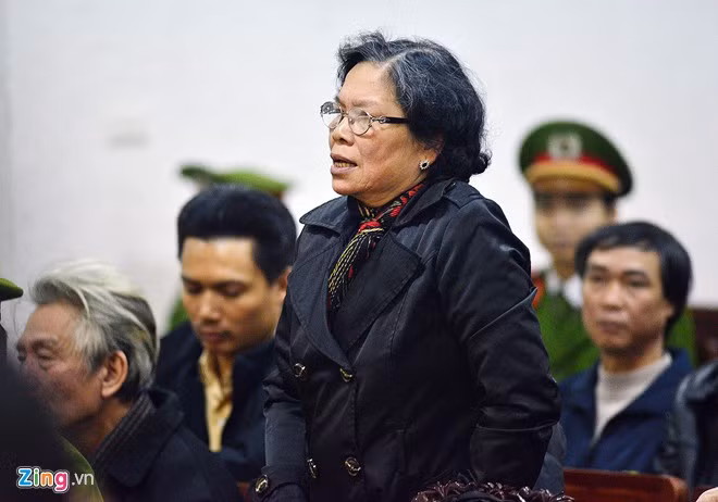 Mẹ của bị cáo Khánh nhìn con từ xa. Bà và người thân ngồi lặng lẽ trong suốt 2 ngày tòa diễn ra.